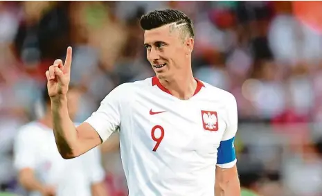  ?? Foto: 2x Profimedia ?? Robert Lewandowsk­i se netrefil, Polsko prohrálo. Do přestřelky o Zlatou kopačku vstoupili lépe Portugalec Ronaldo (3 góly) nebo dvougólový Angličan Kane (foto dole).