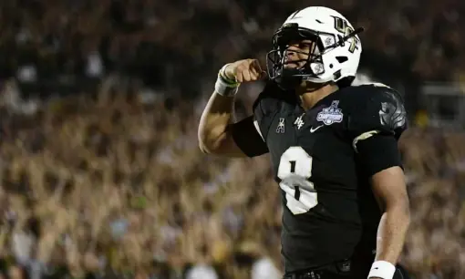  ?? Julio Aguilar/Getty Images ?? Darriel Mack Jr. and UCF are hungry for more competitio­n after 25 consecutiv­e wins. A showdown with Florida might be in the works.