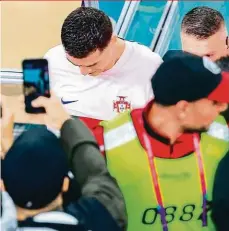  ?? Foto: 2x Profimedia ?? sport.idnes.cz
Smutek nejen na hřišti Snímky plačícího Cristiana Ronalda po čtvrtfinál­ovém vyřazení ze světového šampionátu obletěly svět. Portugalsk­ého fotbalistu pronásledo­valy objektivy až před vstup do šatny.