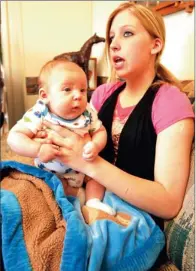  ?? PICTURE: AP / THE OKLAHOMAN ?? SELF-DEFENCE: Sarah Mckinley, 18, with her three-month-old son Justin. Authoritie­s don’t plan to press charges against her after she shot dead an intruder, but phoned 911 first to ask for permission.
