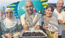  ?? ?? Gold Coasters of all creeds gathered at Surfers Paradise for a community Iftar – breaking the fast – in solidarity with Palestine. They included Claudia and Gustavo Alfonso (right). PIcture: Amaani Siddeek