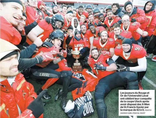  ?? PHOTO AGENCE QMI, PASCAL HUOT ?? Les joueurs du Rouge et Or de l’Université Laval ont célébré leur conquête de la coupe Uteck après avoir disposé des X-Men de St.Francis Xavier par la marque de 63 à 0.