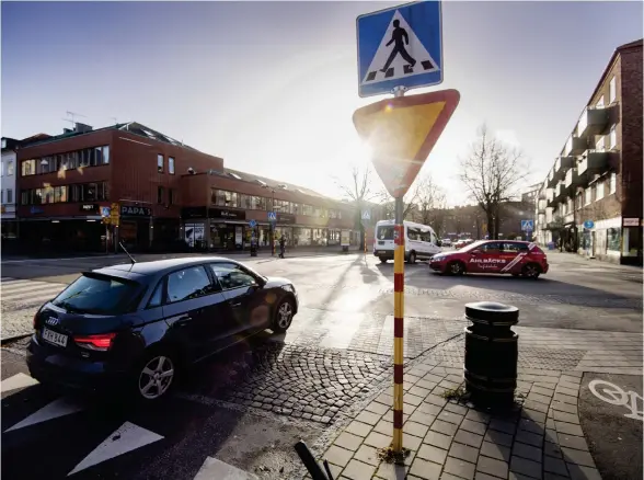  ?? Bild: ROGER LARSSON ?? SKYLTAR VÄGLEDER. Korsningen mellan Brogatan och Karl XI:S väg är en typisk plats där missförstå­nd uppstår i trafiken. Ofta tror förare att en bred väg går före en smal. Här är det bilisterna på Karl XI:S väg som ska väja för bilister på Brogatan.