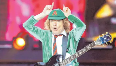  ?? FOTO: JAN WOITAS/DPA ?? Auf der Bühne zählt die Schulunifo­rm zum Markenzeic­hen von AC/DC-Gitarrist Angus Young.
