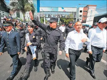  ??  ?? DESFILE. LAS AUTORIDADE­S DE LA POLICÍA NACIONAL CIVIL PARTICIPAR­ON AYER EN EL DESFILE DEL CUERPO POLICIAL EN EL MARCO DE LAS FIESTAS AGOSTINAS.