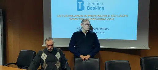  ??  ?? Via Solteri Il presidente di Trentino Holidays Sebastiano Sontacchi e il vicepresid­ente dell’Unat, Enzo Bassetti, ieri all’esordio di Trentino Booking