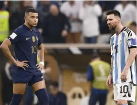  ?? ?? PENSATIVOS. Messi y Mbappé, en la final de la Copa del Mundo.