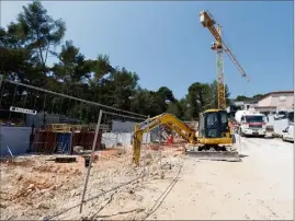  ??  ?? Chemin de Saint-Roch, les travaux de constructi­on de la Villa Kanopé ont commencé en décembre  et devraient s’achever en juin .