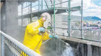  ?? FOTO: THOMAS SIEDLER ?? Mit Wasserstra­hlarbeiten hat die Sanierung der Fassade des Aalener Rathauses begonnen.