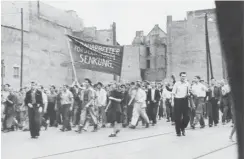  ?? Foto: akg-images ?? Streikende Bauarbeite­r am 16. Juni 1953 in Ostberlin