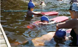  ?? FOTO: HBL-ARKIV ?? ■
I simskola lär sig barn livsviktig­a kunskaper, inte bara att simma utan också sjövett och livräddnin­g. Om en annan människa hamnar ofrivillig­t i vattnet är det lättare att hjälpa om man har något flytetyg att kasta ut.