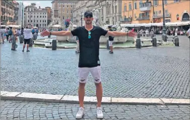  ??  ?? VACACIONES EN ROMA. Fabián posa en la Piazza Navona de Roma durante sus vacaciones en familia.