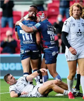  ??  ?? Max Malins (No 11) is congratula­ted on his first-half try for Bristol