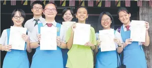  ??  ?? CEMERLANG: (Kanan) Ling, (dari tiga kanan) Farina, Fenny, Law dan Hubert (belakang kiri) bersama dua lagi pelajar SMK Green Road yang memperoleh keputusan cemerlang 10A dalam PT3 masing-masing.