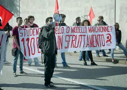  ??  ?? Manifestan­ti Uno dei gruppi studentesc­hi che hanno protestato ieri. Tra gli invitati, c’è chi ha dissentito disertando la cerimonia (Foto Rensi)