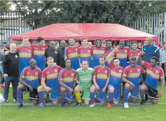  ??  ?? Homenaje. El plantel del Clapton CFC el día que estrenaron la camiseta con los colores morado, amarillo y rojo de la República española.