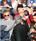  ??  ?? PICARDIAS. Ianni ‘picou’ Mourinho e este enervouse, sendo só acalmado por Sarri. No fim o português provocou os fãs blues, lembrando as 3 ligas ganhas pelo clube