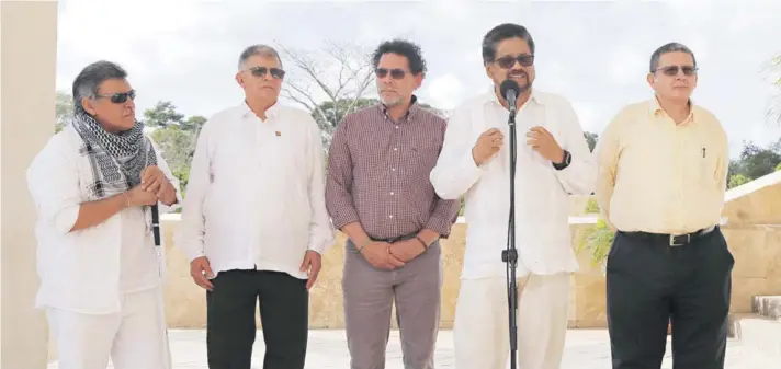  ??  ?? ► Los miembros del partido Fuerza Alternativ­a Revolucion­aria del Común, Jesús Santrich, Rodrigo Granda, Pastor Alape, Iván Márquez y Pablo Catatumbo.