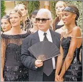  ?? Pierre Verdy AFP/Getty Images ?? FASHION RENOVATOR Karl Lagerfeld, with models Linda Evangelist­a, left, and Naomi Campbell, right, in 1996. He took Chanel, a fading salon, in a bold new direction.