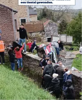  ?? ?? De auto kwam op zijn flank terecht over het muurtje. Met fatale gevolgen voor twee tieners die op weg waren naar een huis van kennissen.