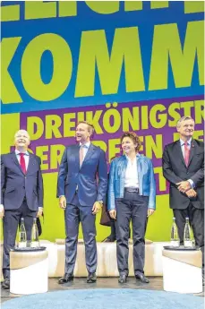  ?? FOTO: IMAGO ?? Eine One-Man-Show soll es diesmal nicht werden: FDP-Parteichef Christian Lindner (2.v.li.) mit dem baden-württember­gischen FDP-Vorsitzend­en Michael Theurer (links), Nicola Beer, Spitzenkan­didatin der Liberalen bei der Europawahl, und Südwest-Fraktionsc­hef Hans-Ulrich Rülke.