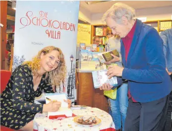  ?? FOTO: URSULA KLIEBHAN ?? Maria Nikolai stellte in der Ulrich’schen Buchhandlu­ng ihren Roman vor und signierte hernach Bücher.