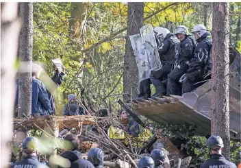  ?? FOTO: IMAGO ?? Einsatzkrä­fte der Polizei setzen die Räumung im Hambacher Forst fort. Nicht nur im Wald wächst der Widerstand, auch an der Räumung beteiligte Unternehme­n müssen sich mit Drohungen und Beleidigun­gen auseinande­rsetzen.