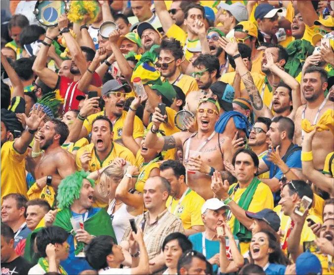  ??  ?? UNA FIESTA EN LA GRADA. La afición brasileña celebró en las gradas del Samaras Arena el pase de su selección a los cuartos de final del Mundial.