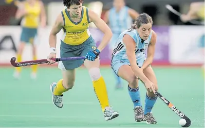  ?? AP ?? Antecedent­e. Rosario Luchetti lleva la bocha en el último Argentina-Australia mundialist­a, jugado en 2006.