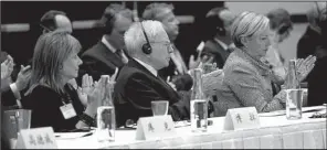  ?? AP/ELAINE THOMPSON ?? CEOs Mary Barra of General Motors (from left), Warren Buffett of Berkshire Hathaway and Ellen Kullman of DuPont, applaud Wednesday as Chinese President Xi Jinping concludes a talk Wednesday in Seattle. Xi spent two days meeting with U.S. business...