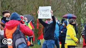  ??  ?? Auf Demonstrat­ionen gegen Corona-Maßnahmen ist die Presse häufig das Feindbild