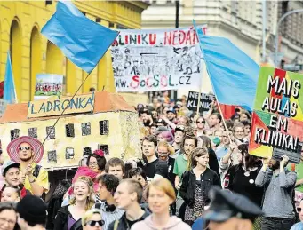  ?? Chce Správa železniční dopravní cesty umístit svoje úředníky. Namísto squaterů by tady měli zasednout geodeti. Ti nyní sídlí v pronajatýc­h kanceláříc­h na Florenci. Osud Kliniky má v gesci náměstek SŽDC pro správu majetku Tomáš Drmola (vlevo). Správce žele ??