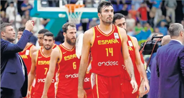  ??  ?? DECEPCIÓN. Pierre Oriola, Joan Sastre, Sergio Rodríguez, Jaime Fernández y Sebas Saiz abandonan la pista tras sumar su primera derrota en las Ventanas.