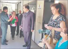  ??  ?? El superinten­dente de Salud, Dr. Jorge Hernán Rodas, recorrió en horas de la mañana de ayer el Hospital Militar.