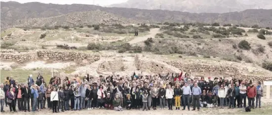  ?? Foto: Provinzreg­ierung ?? Die Kulturvere­inigung Amigos de la Alcazaba hat vor Ort die Anerkennun­g für Los Millares eingeforde­rt.