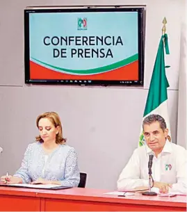  ??  ?? DENUNCIA. Claudia Ruiz Massieu, secretaria general del PRI, y Enrique Ochoa, presidente nacional del partido, ayer, en conferenci­a de prensa.