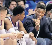  ?? WAGNER, FILE] ?? Kansas forward Silvio De Sousa, right, points to teammates during the second half of a game against Texas Tech on Feb. 2 in Lawrence, Kan. [AP PHOTO/ORLIN