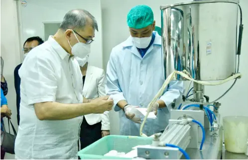  ?? PHOTOGRAPH­S COURTESY OF DOST ?? DEPARTMENT of Science and Technology Secretary Fortunato de la Peña (left) inspects products.