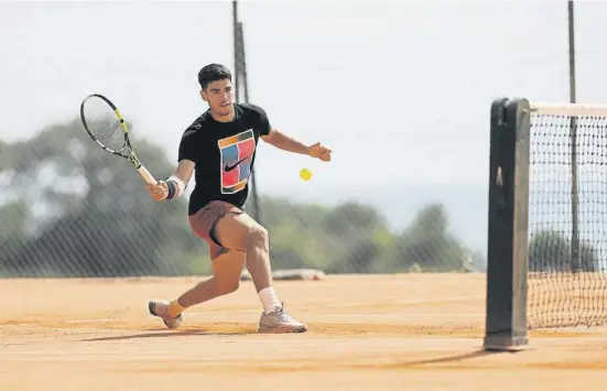  ?? ?? Carlos Alcaraz, con el antebrazo vendado, durante un entrenamie­nto en Montecarlo, la semana pasada