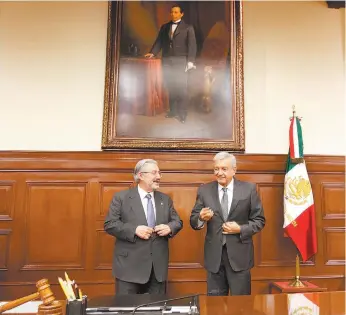  ??  ?? El ministro presidente de la Corte, Luis María Aguilar, y el presidente electo, Andrés Manuel López Obrador.
