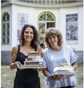  ?? FOTO KIONI PAPADOPOUL­OS ?? Didi Yordanova (links) van @The Park en Monica Jacobs van bibliothee­k Arena met hun gezamenlij­ke passie: boeken.