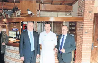  ??  ?? Jean-Luc Moudenc et Edmond Desclaux avec Jérôme De Stéfani chef des Écuries de la Tour.