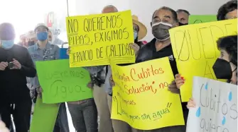  ?? WENDY LAZCANO ?? Desde muy temprano los manifestan­tes ingresaron a las oficinas de Caasim