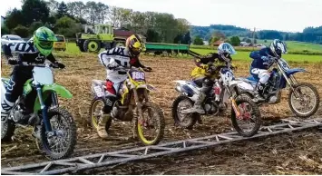  ?? Foto: Bernd Huber ?? Auf geht‘s zum traditione­llen Motocross Rennen in Höfen. Zwei Tage lang werden dort die Maschinen knattern und die Piloten ihre Künste zeigen.