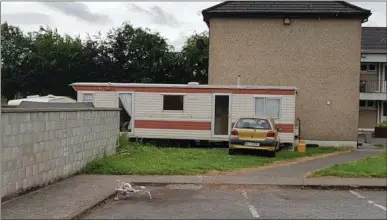  ??  ?? The newly installed mobile home, and the crane truck which brought it, at Beechfield estate in Fermoy.