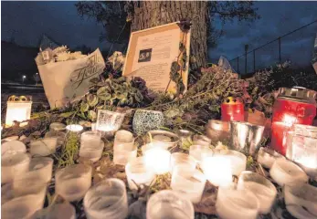  ?? FOTO: DPA ?? Blumen und Grablichte­r an einem Baum in Freiburg, wo die 19-jährige Studentin ermordet wurde.
