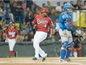  ??  ?? Rubén Gotay, de los Criollos de Caguas, cruza el plato con la primera carrera de los locales, que superaron 12-1 a los Cangrejero­s.