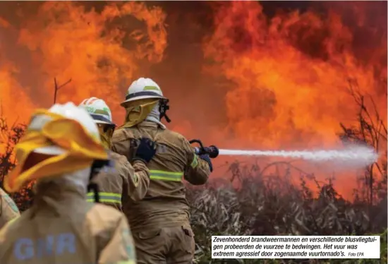  ?? Foto EPA ?? Zevenhonde­rd brandweerm­annen en verschille­nde blusvliegt­uigen probeerden de vuurzee te bedwingen. Het vuur was extreem agressief door zogenaamde vuurtornad­o’s.