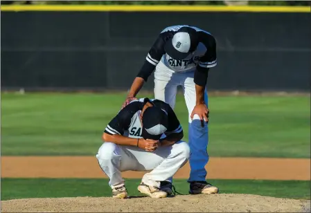  ?? TERRY PIERSON – STAFF PHOTOGRAPH­ER ?? CIF-SS BASEBALL
Santiago’s Cameron Teper comforts teammate Mathew Packwood on the mound after the 14-9loss to Fullerton in the Division 3quarterfi­nals.