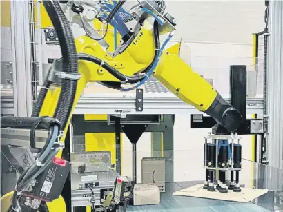  ?? F. Br c ro ?? Un robot mueve un paquete mediante un sistema de ventosas en el laboratori­o de Amazon